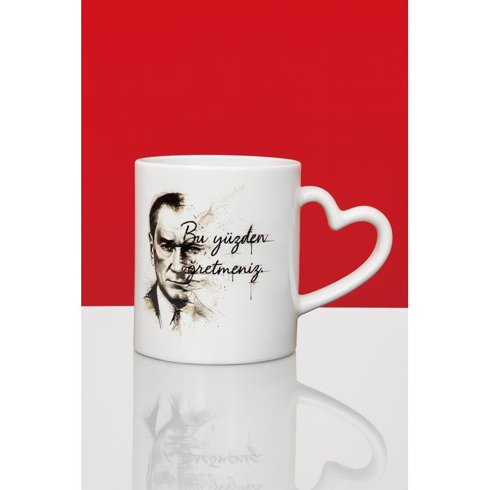 Atatürk Tasarımlı Kalpli Kupa – “Bu Yüzden Öğretmeniz” Yazılı, Mavi Gözlü Kara Kalem Çizim